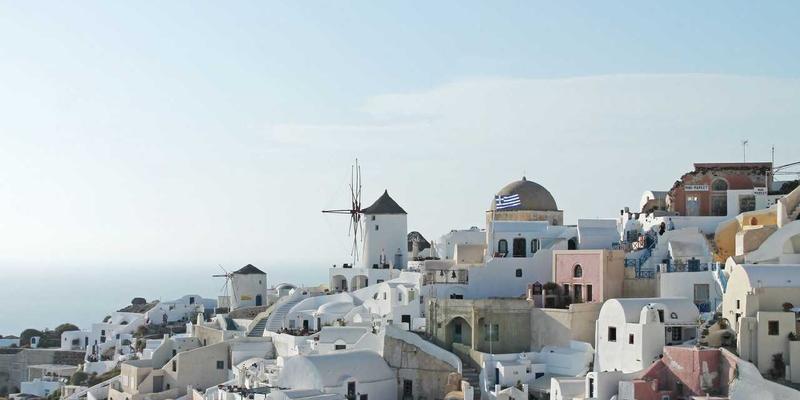 蒸汽波滤镜下的文化回响：从新月社到当代电影，解码徐志摩的上海传奇