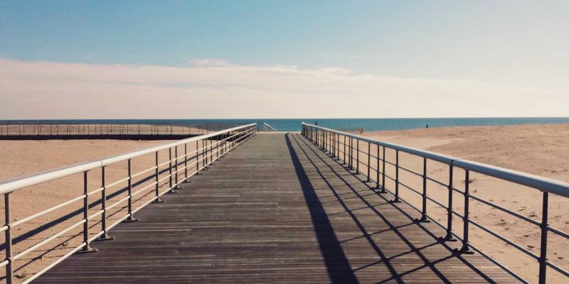 霓虹、胶片与蒸汽波：徐志摩上海情史在当代艺术中的数字重生